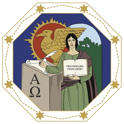 Johannes står vid ett skrivbord med en fjäderpenna i handen. I sin andra hand har han en bok där det står: I begynnelsen fanns Ordet. I bakgrunden syns en gyllene örn som är Johannes symbol.